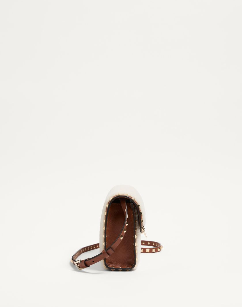 Valentino Handbags Borsa Piccola A Tracolla Valentino Garavani Rockstud In Shearling per Donna in Naturale/selleria | Valentino IT In Saldo