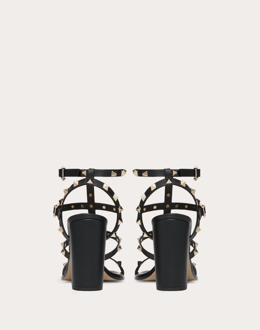 Valentino Handbags Sandalo Rockstud Con Cinturini 90mm per Donna in Poudre | Valentino IT Promozione