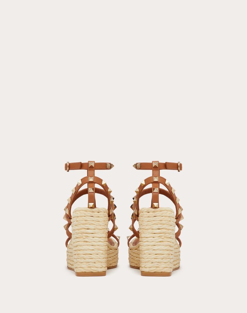 Valentino Handbags Sandalo Zeppa Rockstud Con Cinturini in Vitello 95mm per Donna in Naturale/mandorla | Valentino IT Sconto