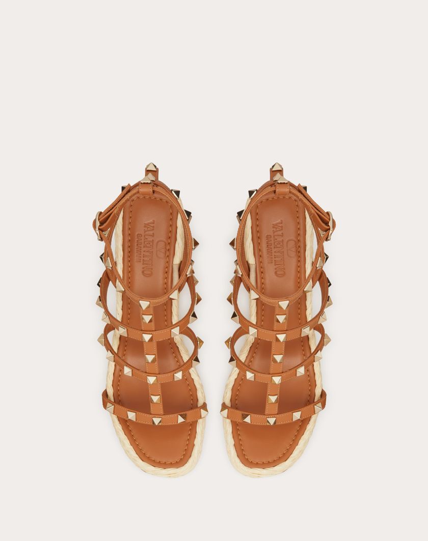 Valentino Handbags Sandalo Zeppa Rockstud Con Cinturini in Vitello 95mm per Donna in Naturale/mandorla | Valentino IT Sconto