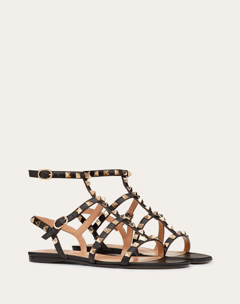 Valentino Handbags Sandalo Basso Rockstud In Vitello Con Cinturini per Donna in Nero | Valentino IT Presa
