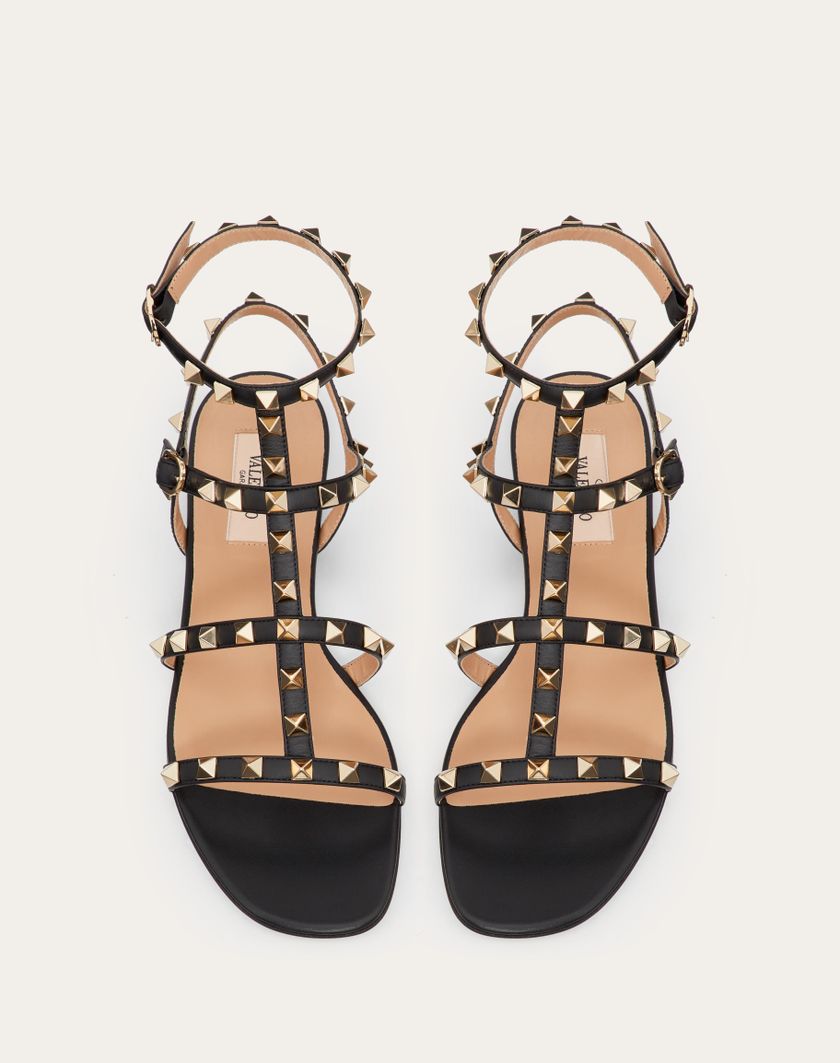 Valentino Handbags Sandalo Basso Rockstud In Vitello Con Cinturini per Donna in Nero | Valentino IT Presa