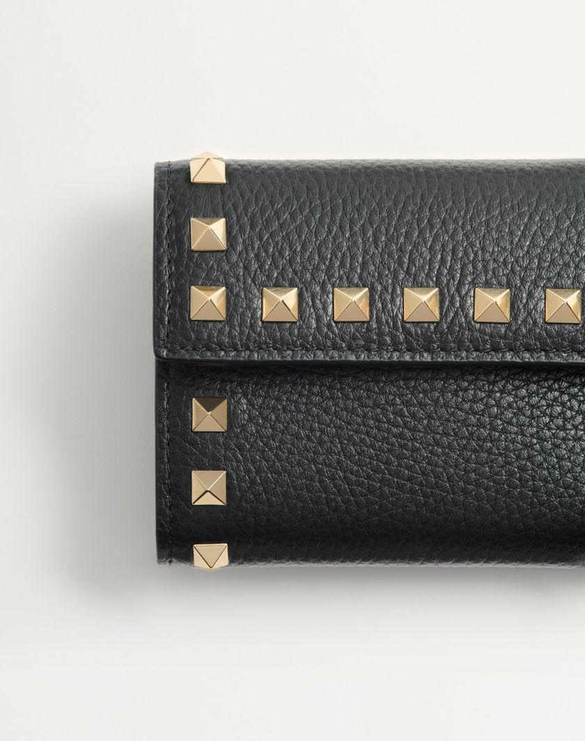 Valentino Handbags Portafoglio Trifold Rockstud In Vitello Granato per Donna in Nero | Valentino IT Comprane uno, ottenene uno gratis